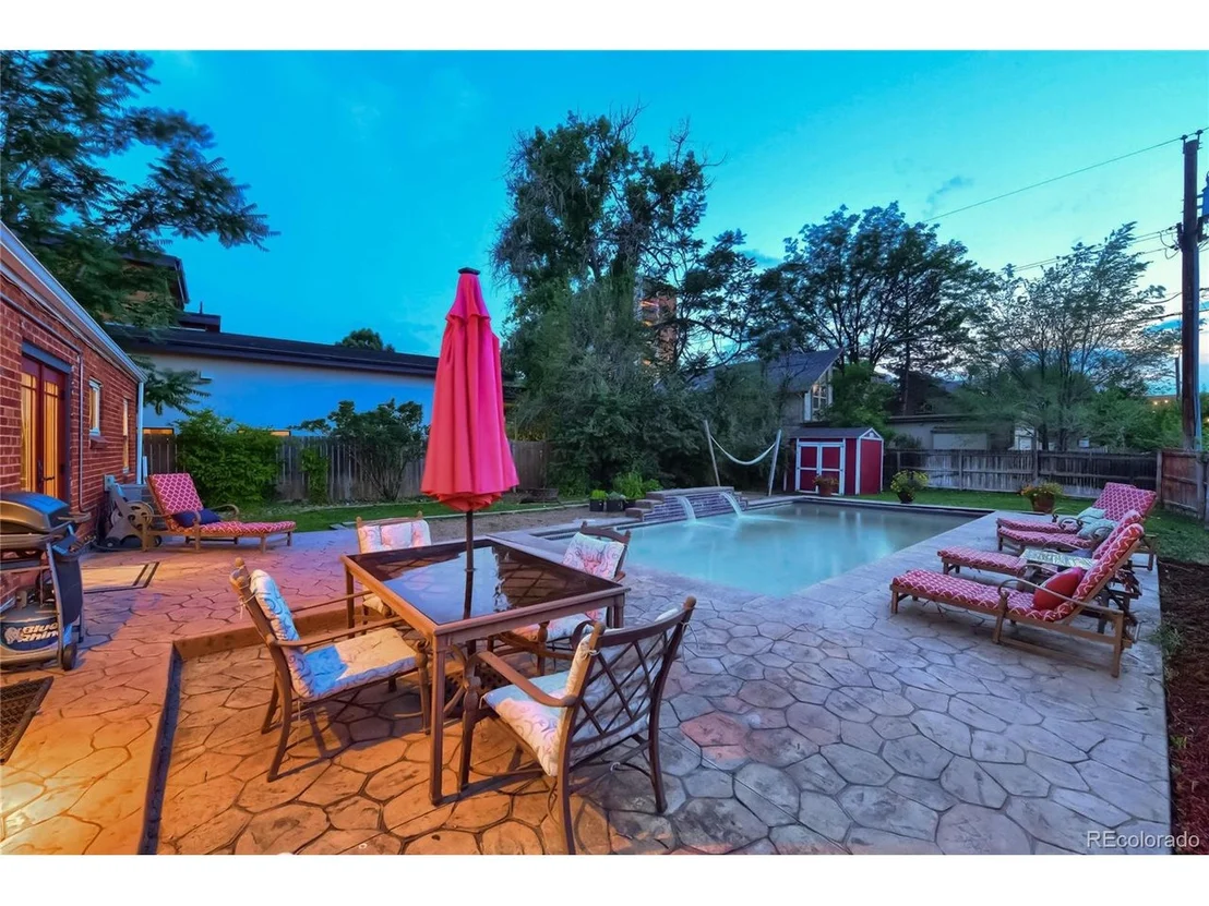 Photo of 995 Elm St
