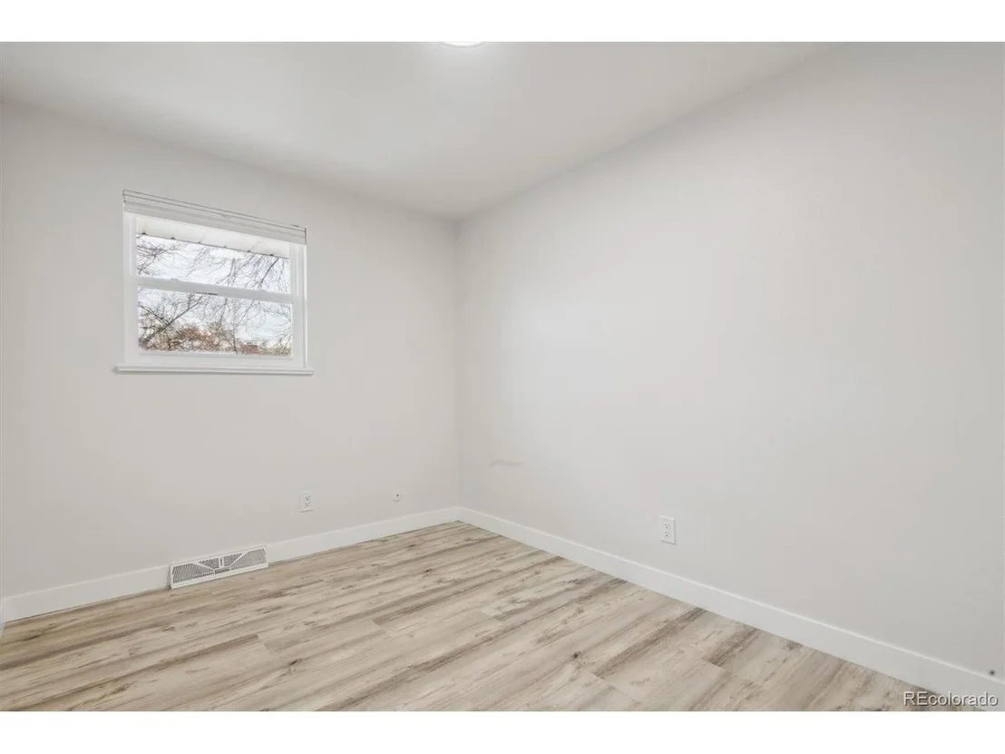 Photo of 1055 Iris St