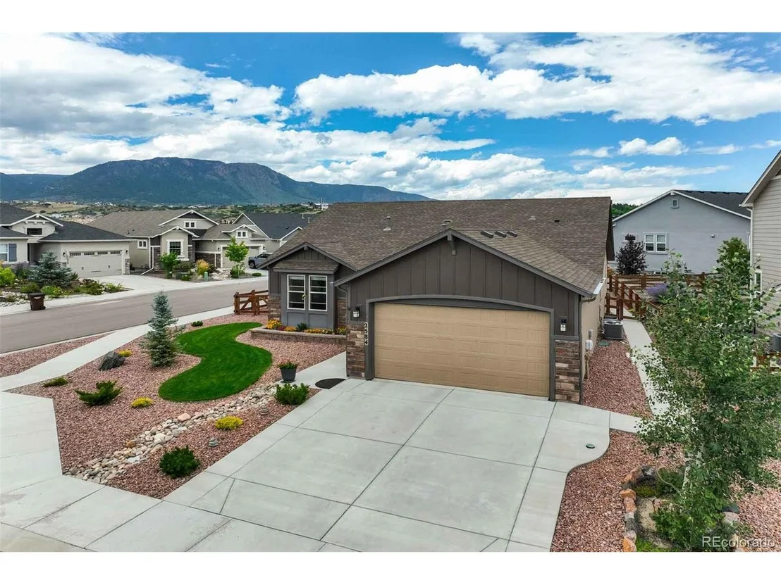 Photo of 2584 Lakes Edge Dr
