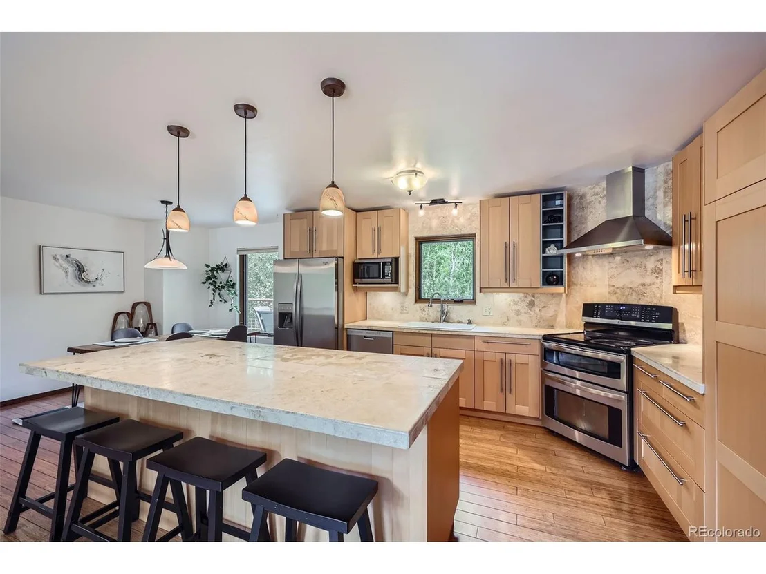 Photo of 674 Summit Dr