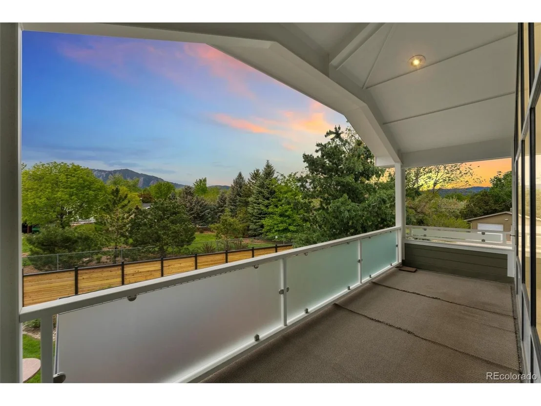 Photo of 831 Crescent Dr
