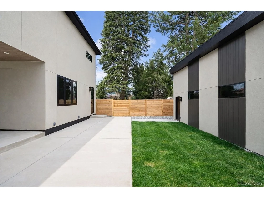 Photo of 3930 W Byron Pl