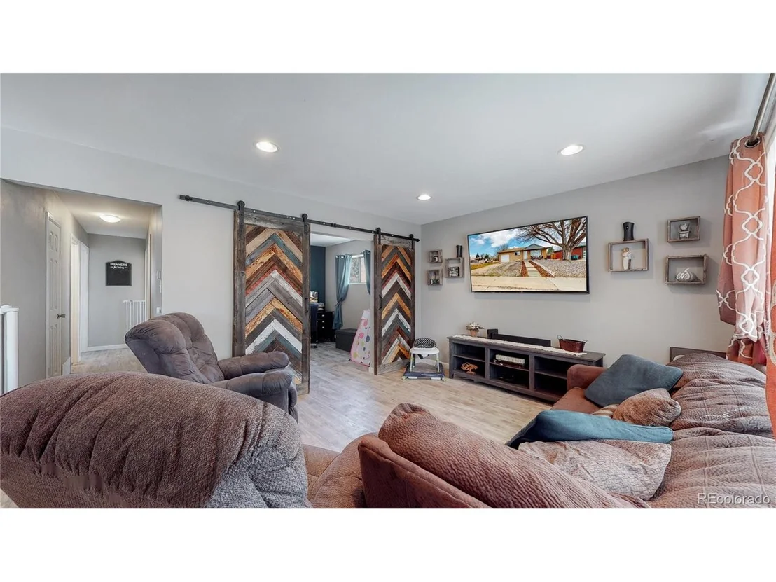Photo of 423 Leonard Ln