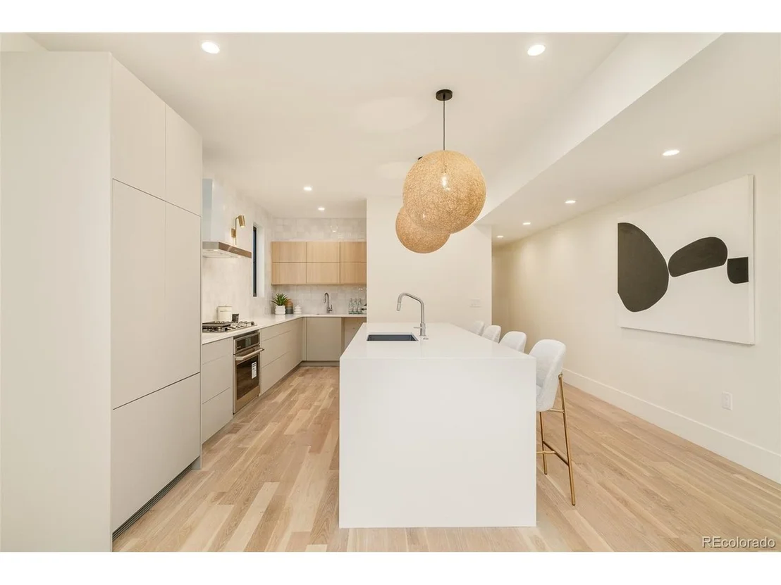 Photo of 570 Cook St