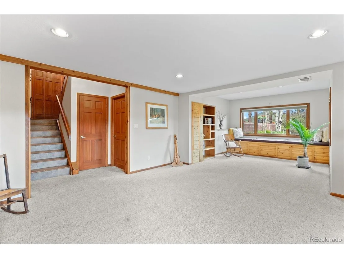 Photo of 665 Meadow Dr