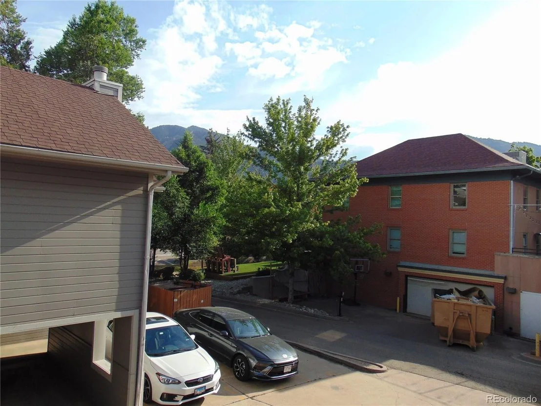 Photo of Unit 302 at 1405 Broadway St