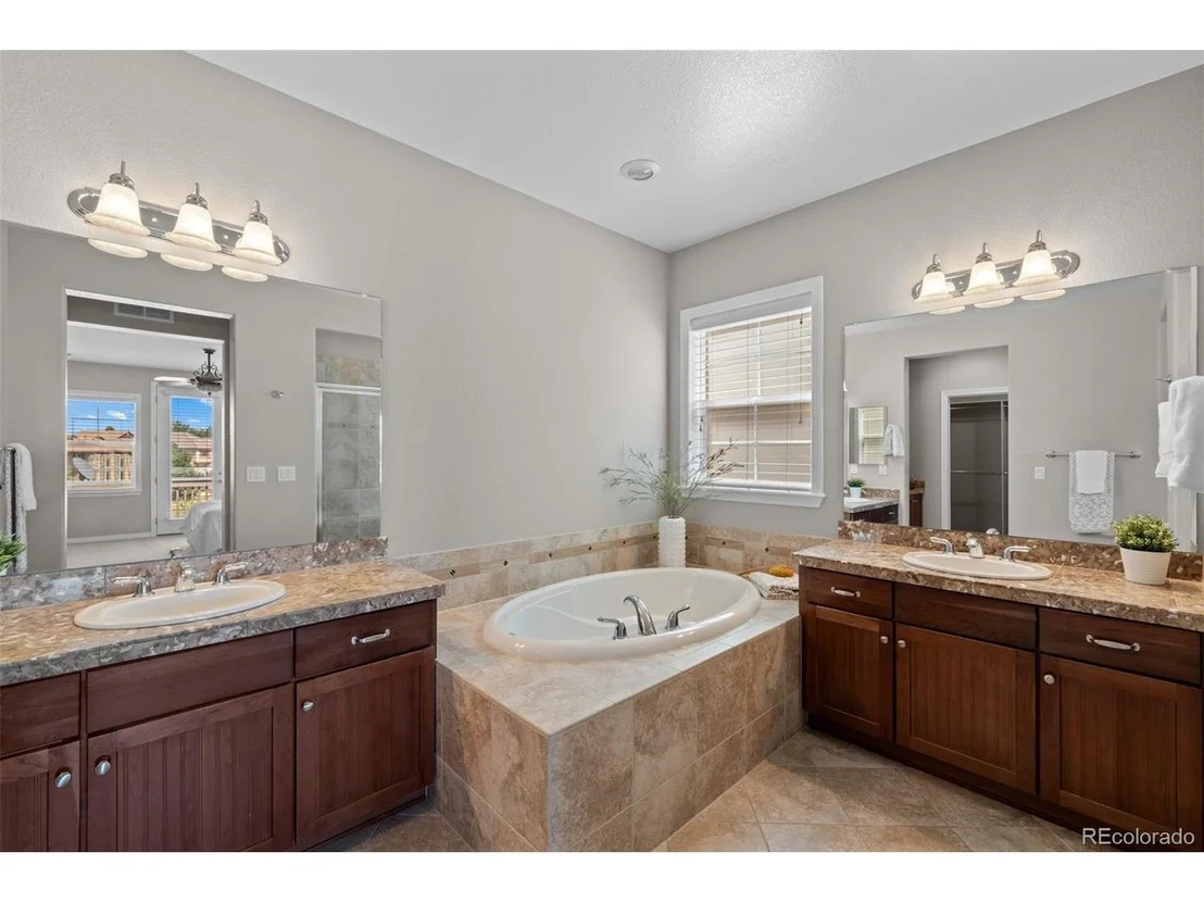 Photo of 10876 Valleybrook Cir
