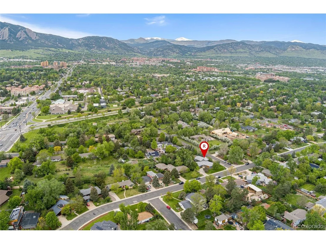 Photo of 831 Crescent Dr
