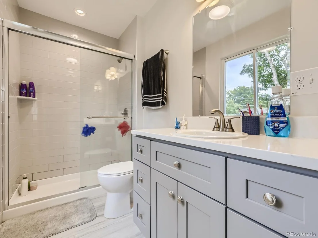 Photo of 899 Evanston St