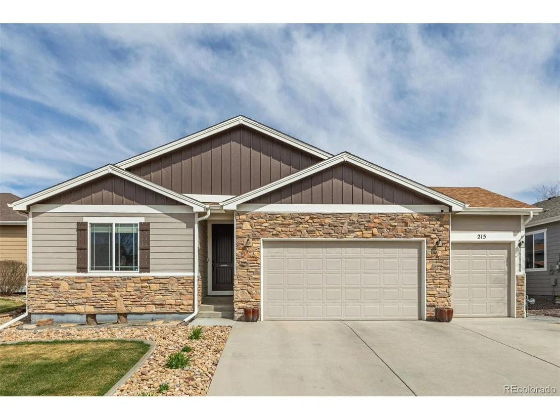 Photo of 215 Dee Rd