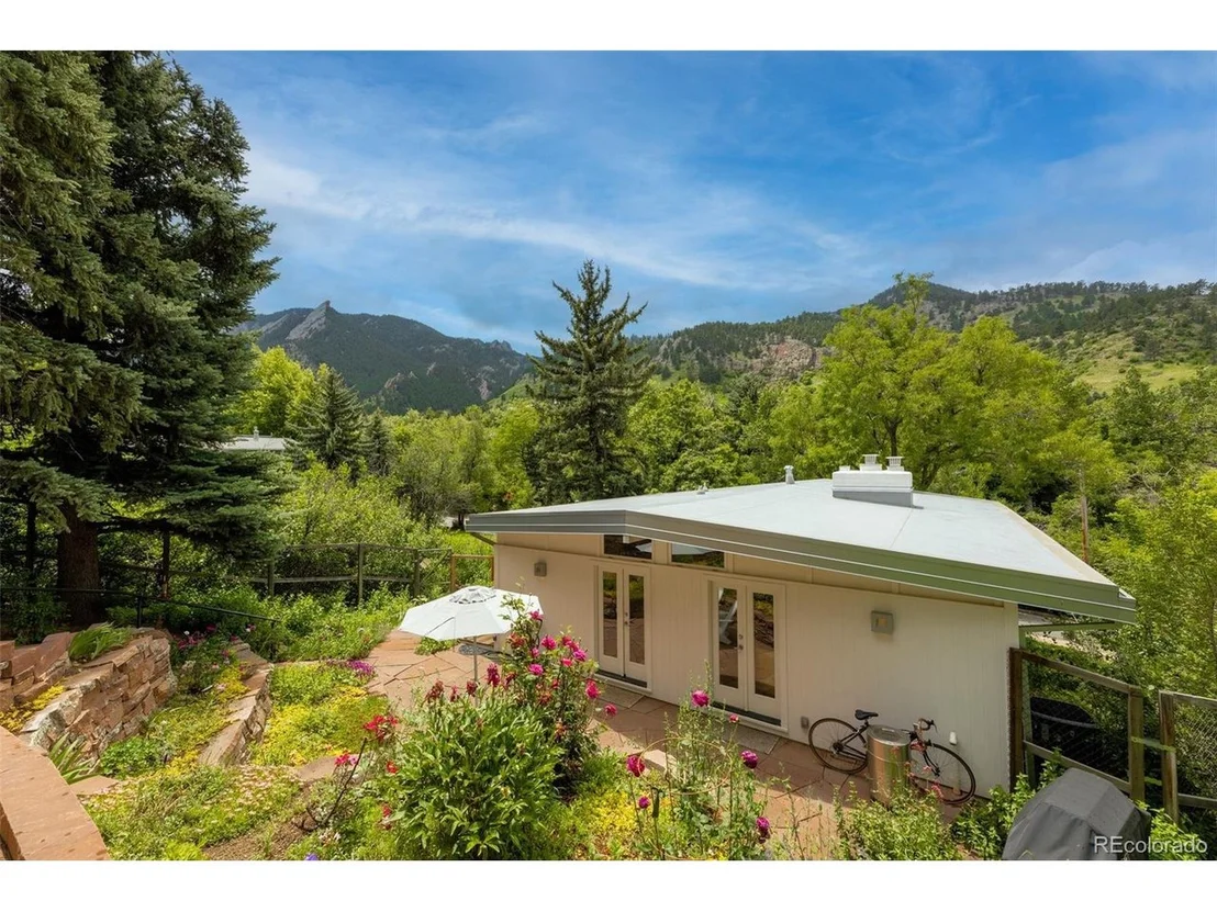 Photo of 950 6th St