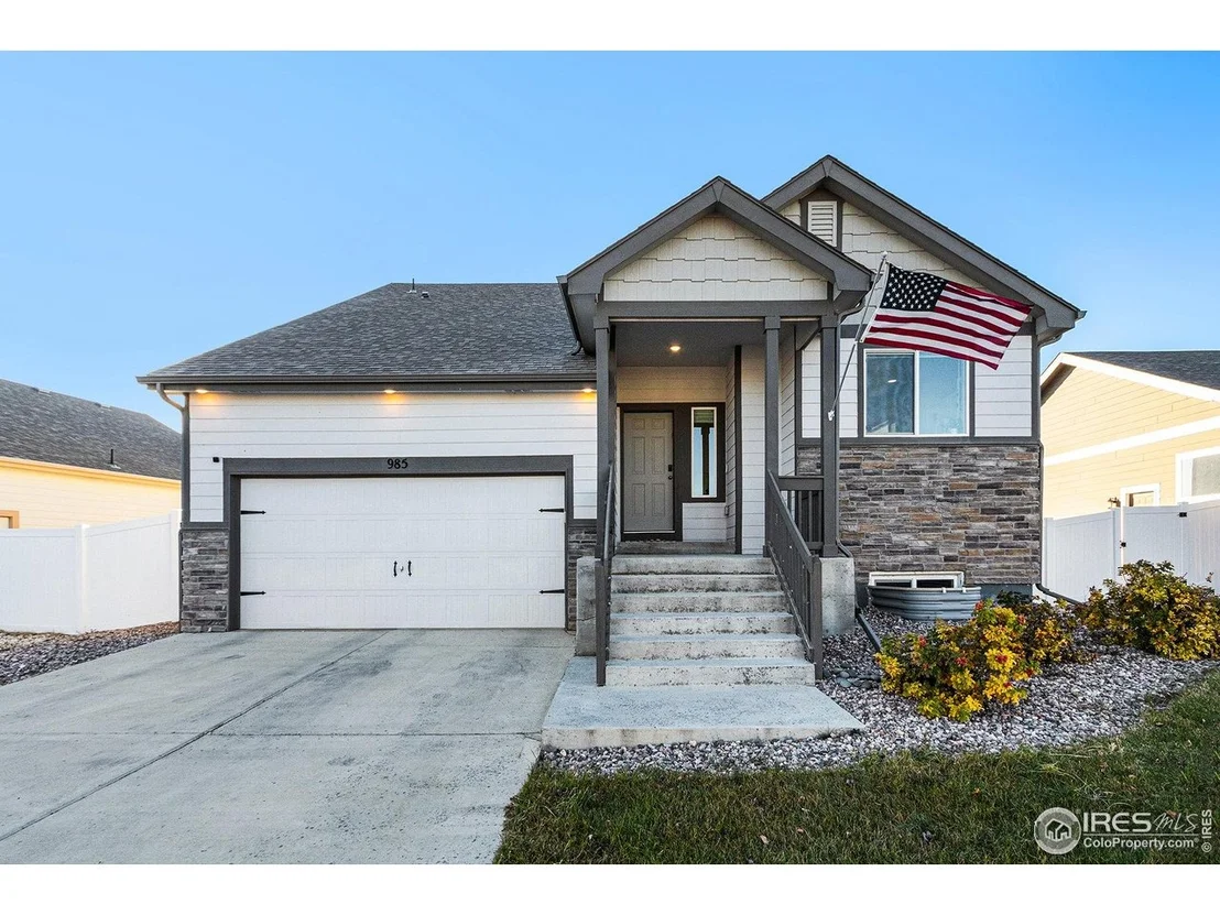 Photo of 985 Axis Dr