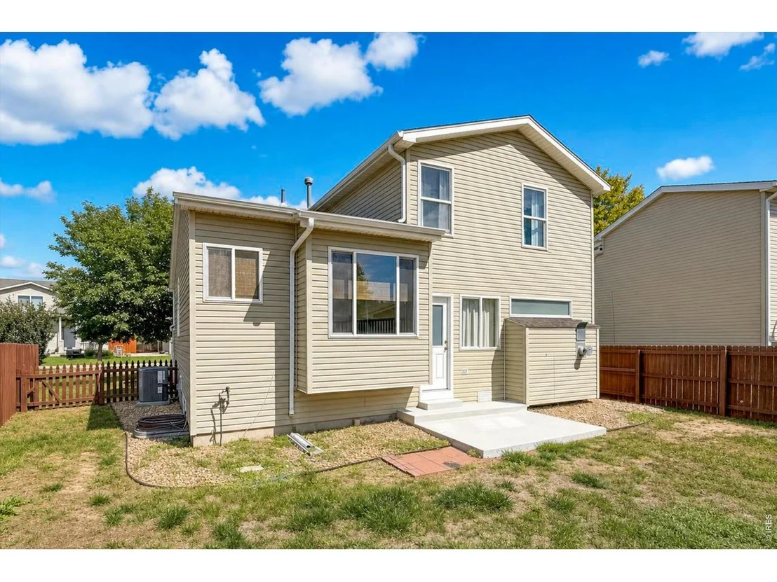 Photo of 1104 Fall River Cir