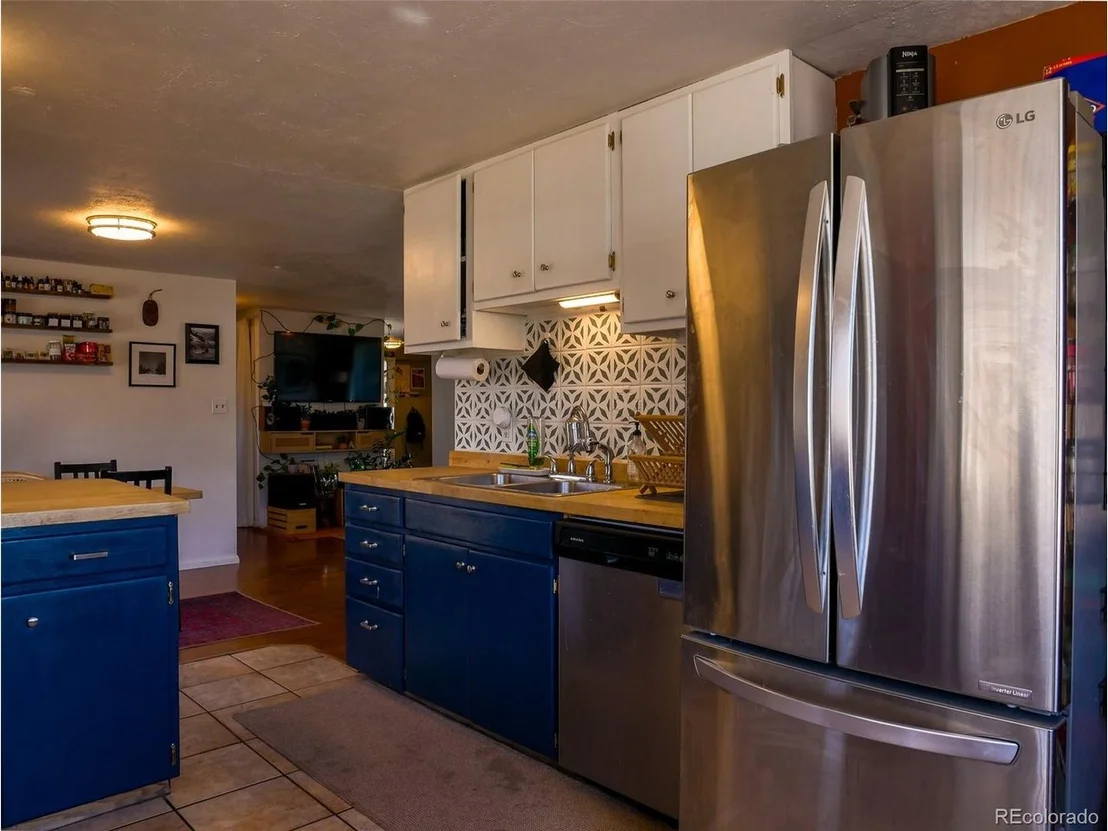 Photo of 541 W 7th St