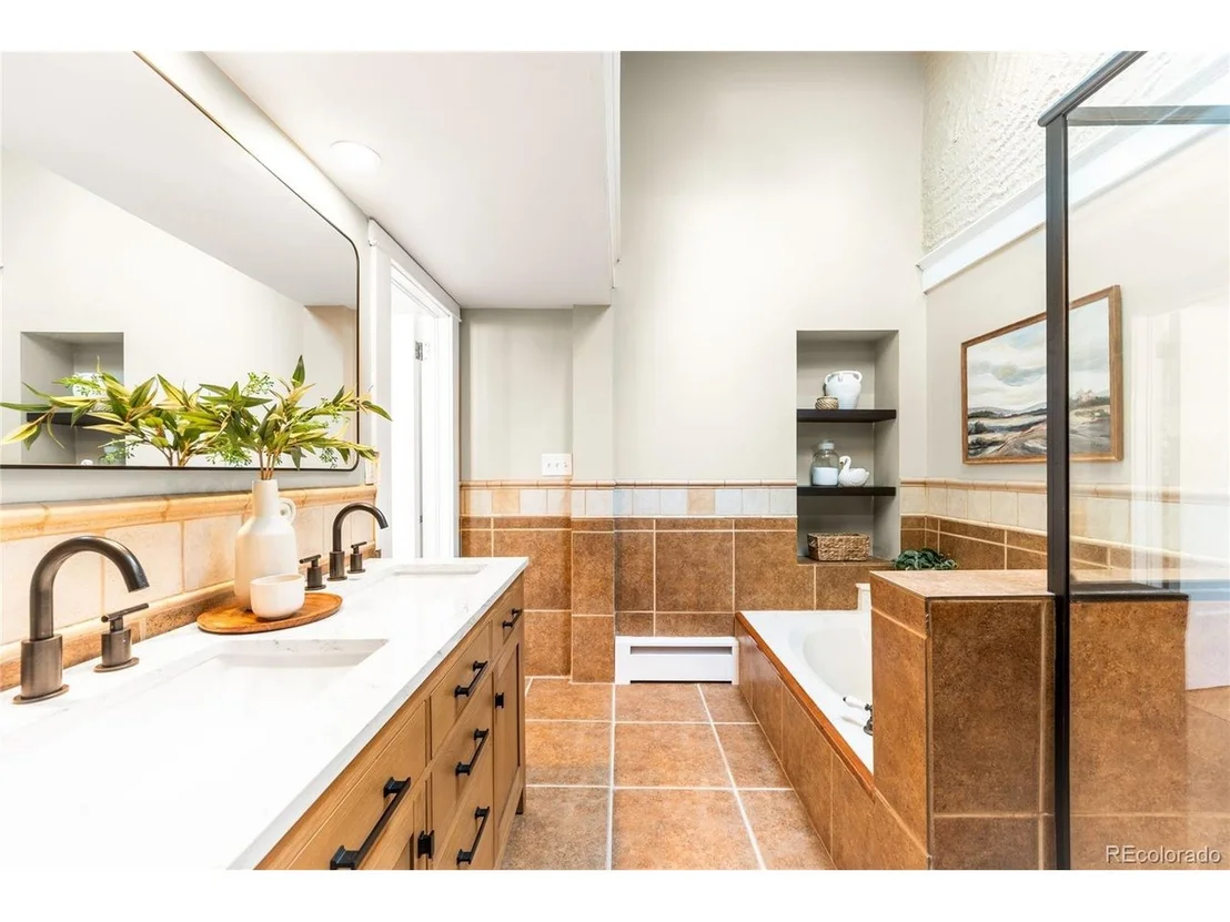 Photo of 622 Cook St