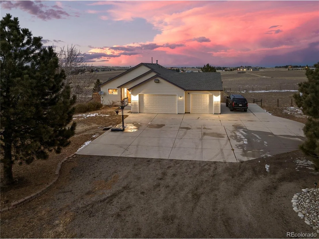 Photo of 855 Gregory Cir