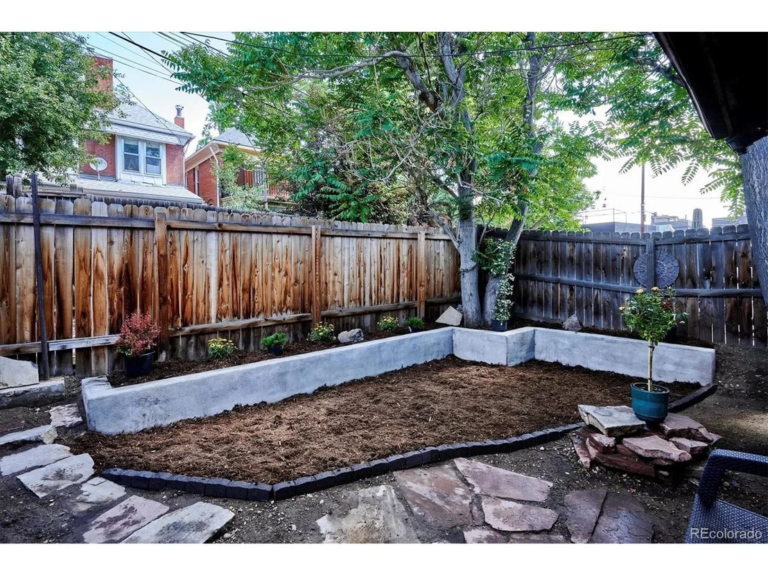 Photo of 2477 W Argyle Pl