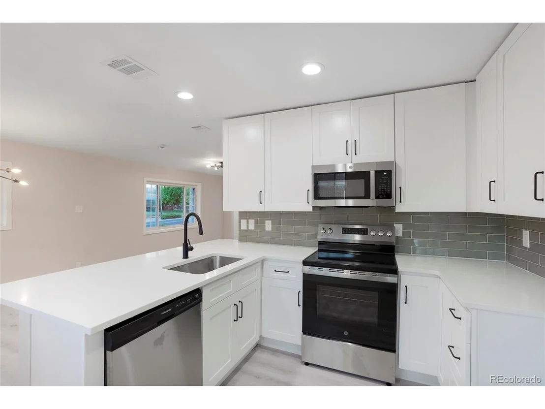 Photo of 991 Russell Blvd