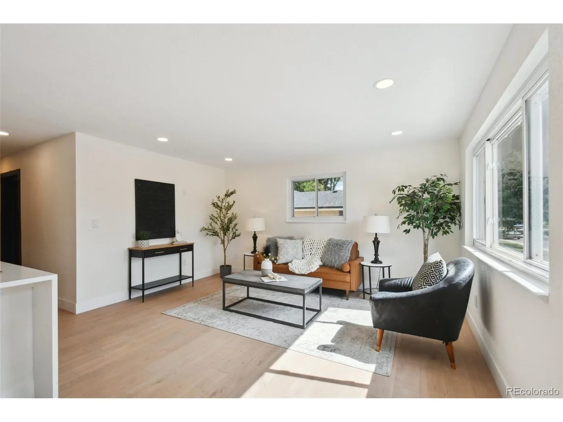 Photo of 605 W Easter Pl