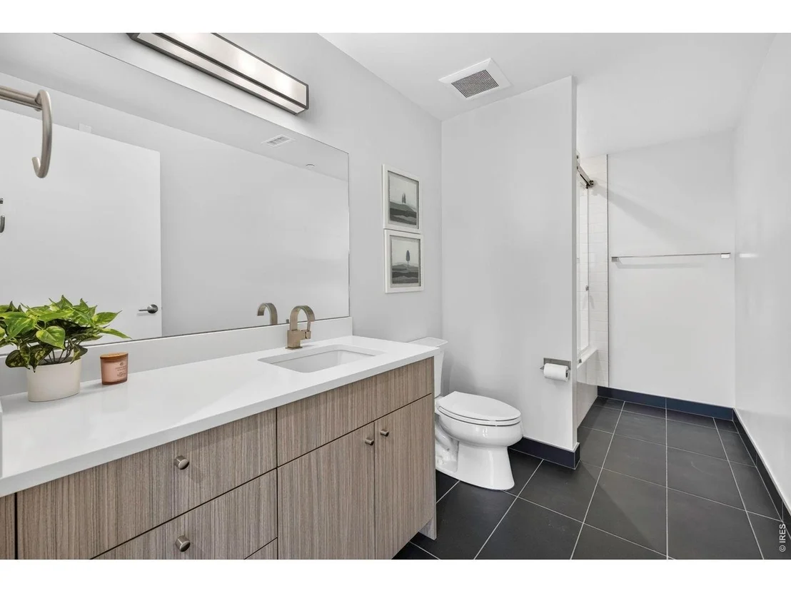 Photo of Unit 205 at 2718 Pine St