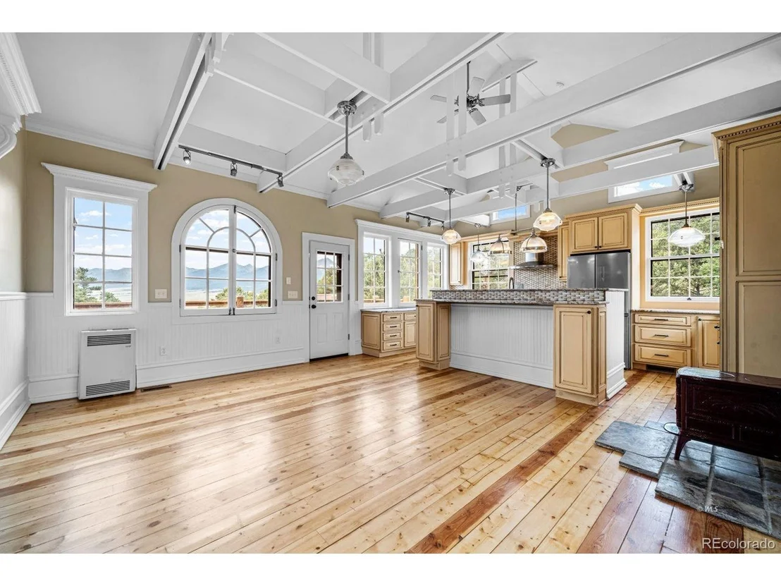 Photo of 325 McMurtrie Rd