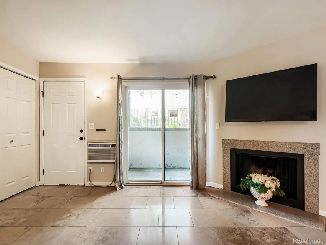 Photo of Unit 8 at 695 Manhattan Dr