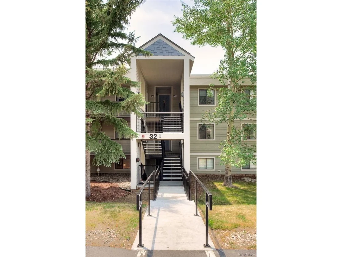 Photo of Unit B102 at 32 Corinthian Cir