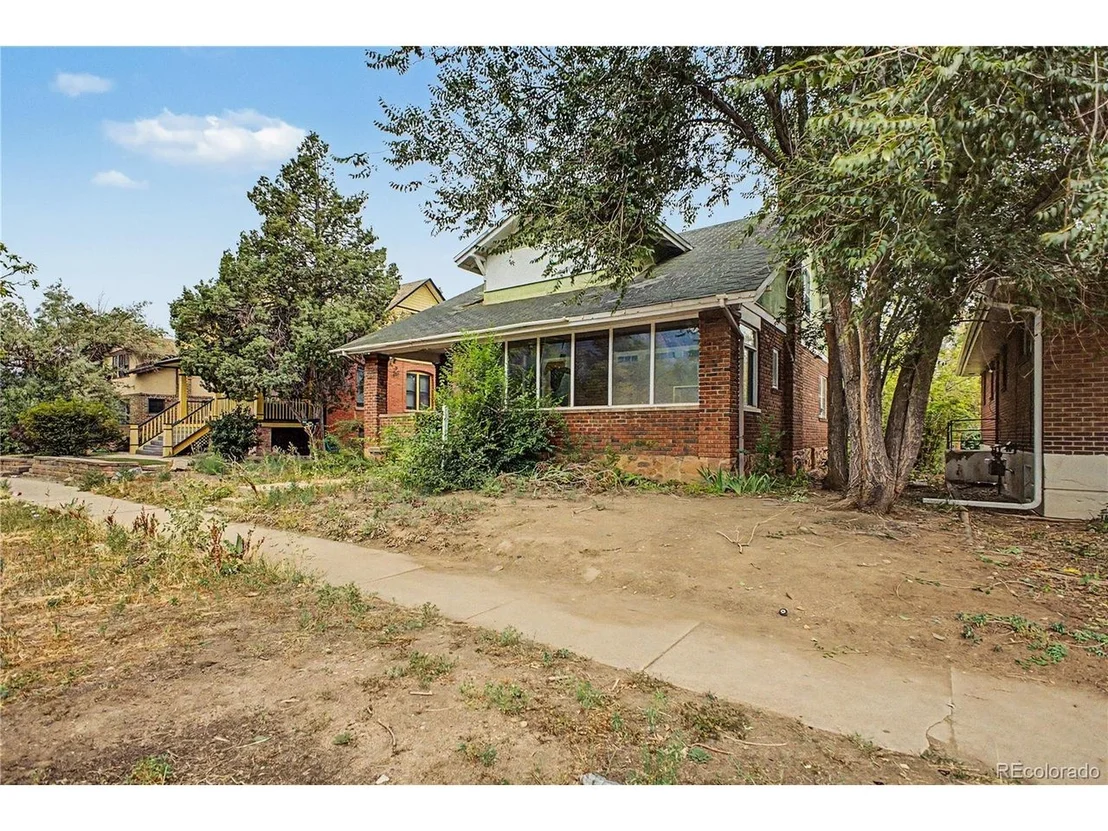 Photo of 933 University Ave