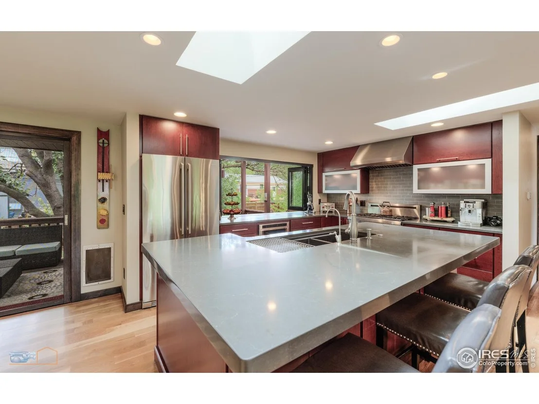 Photo of 2850 Emerson Ave