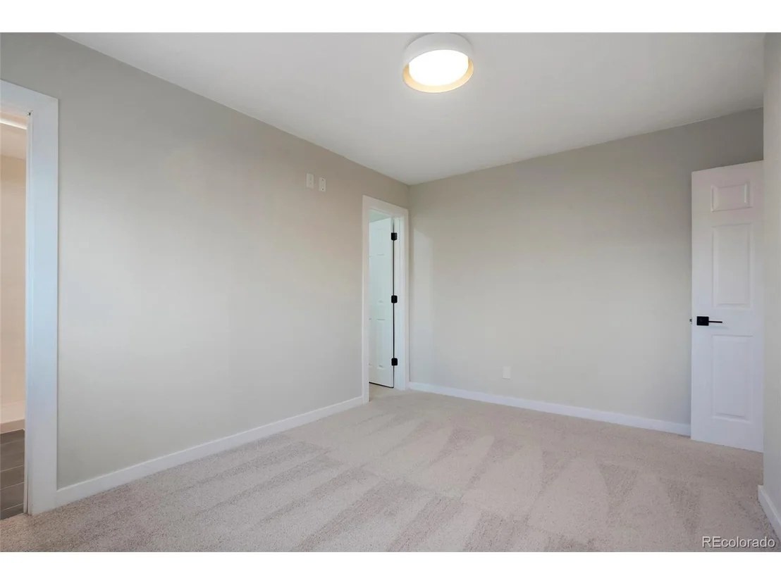 Photo of 991 Russell Blvd