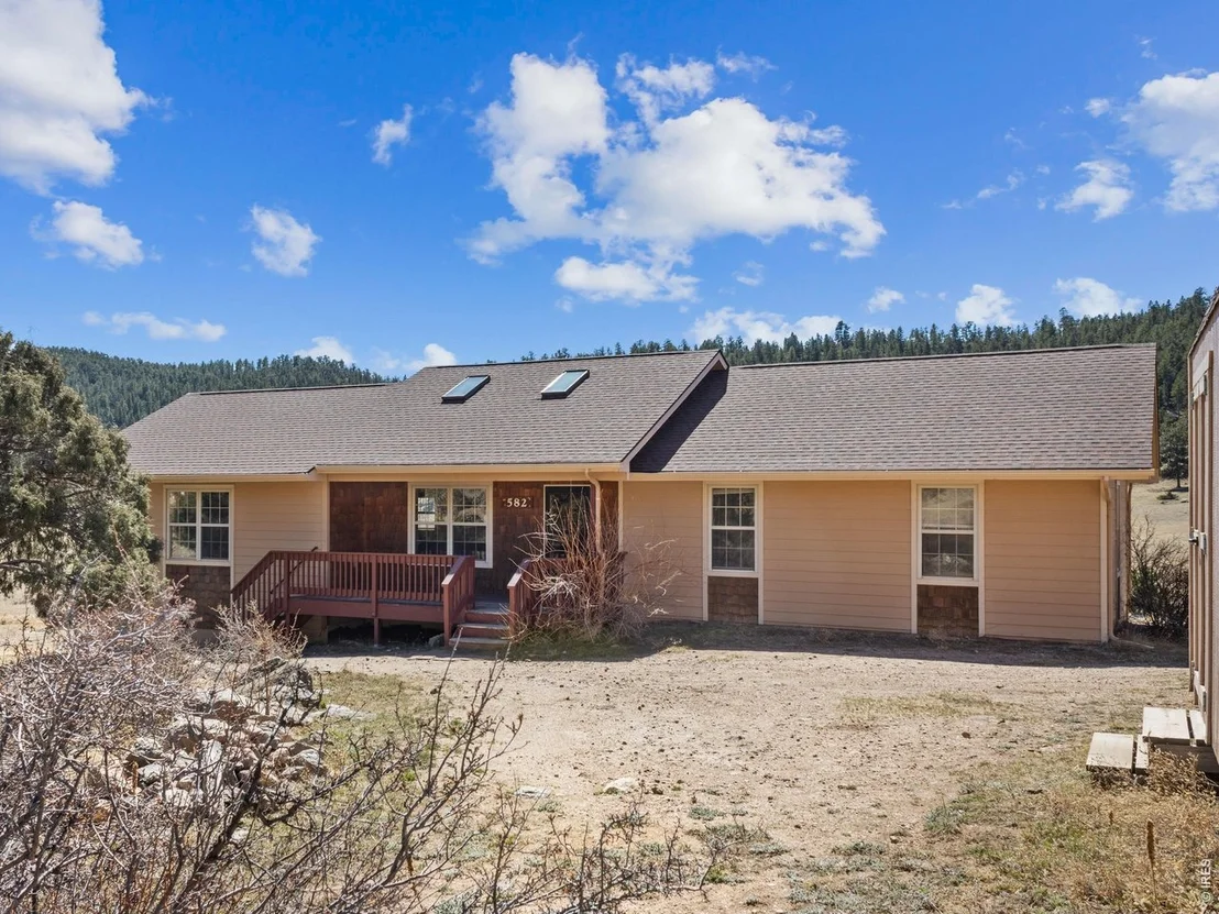 Photo of 582 Meadowview Dr