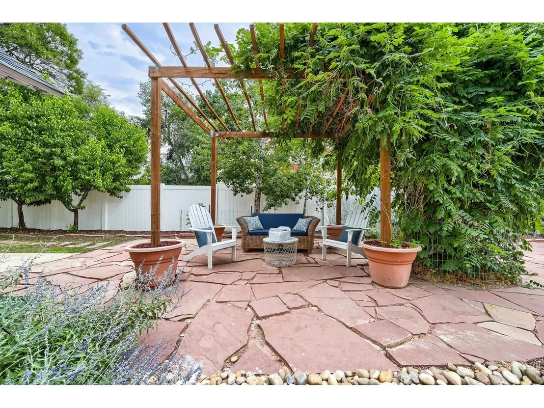 Photo of 202 8th Ave