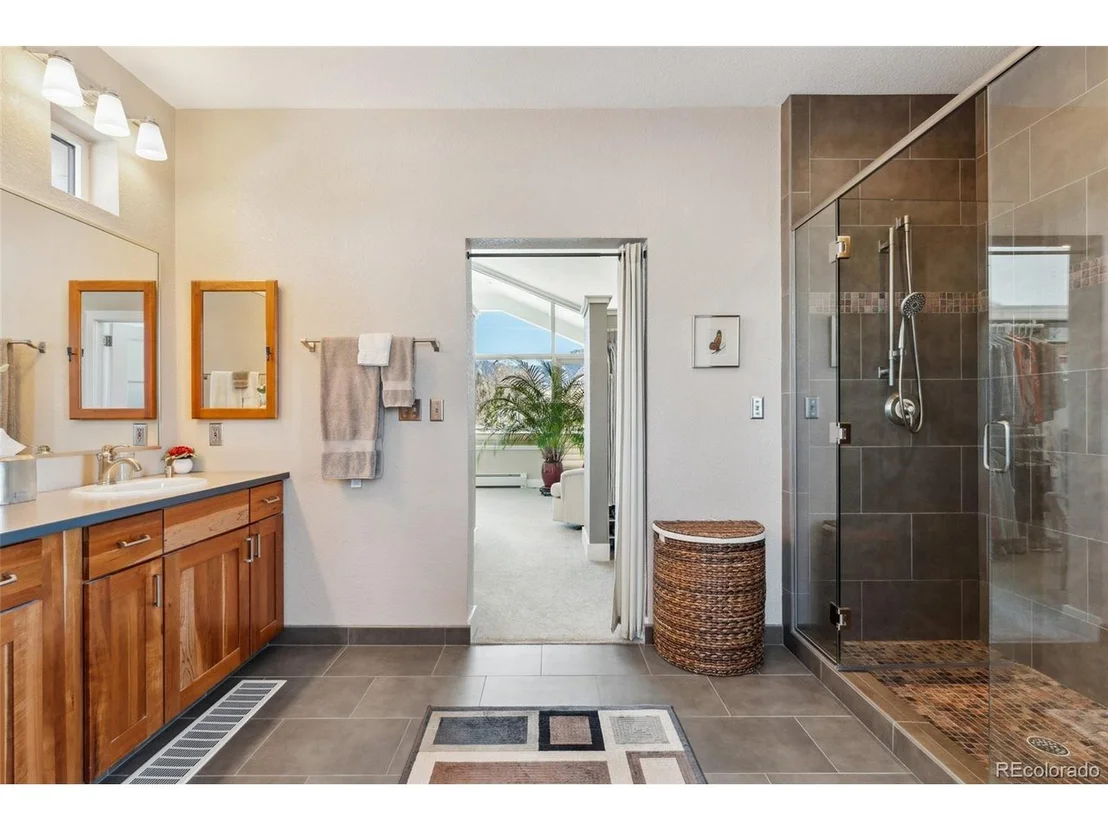 Photo of 831 Crescent Dr