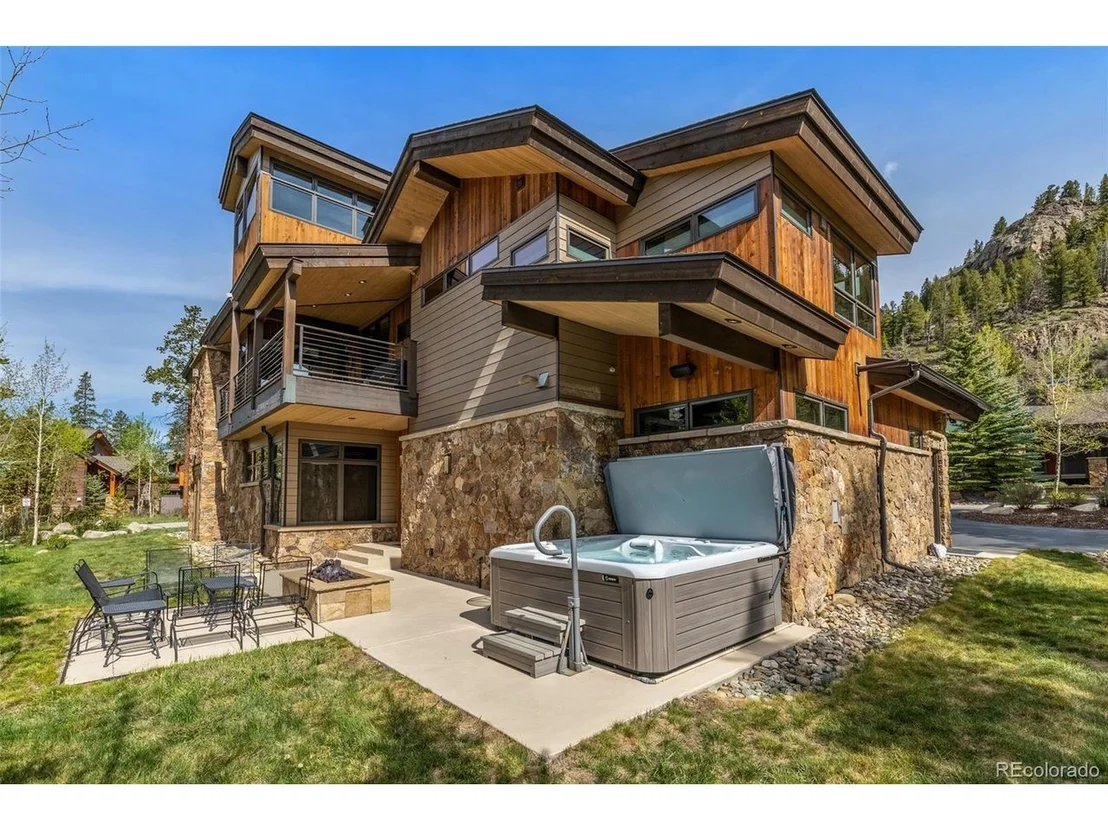 Photo of 70 Tieze Ln