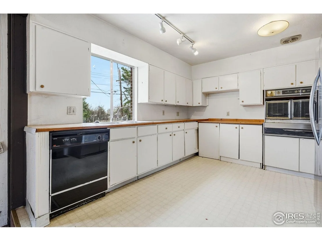 Photo of 4595 Moorhead Ave