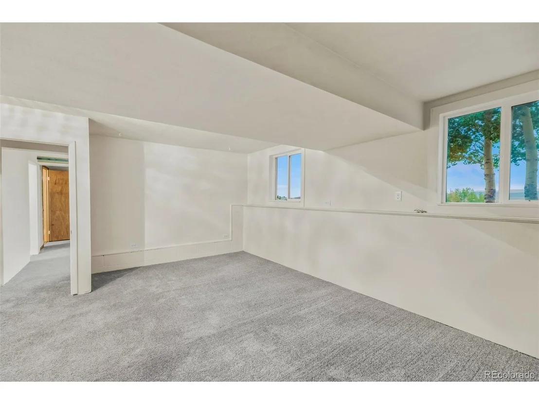 Photo of 395 Georgia Dr