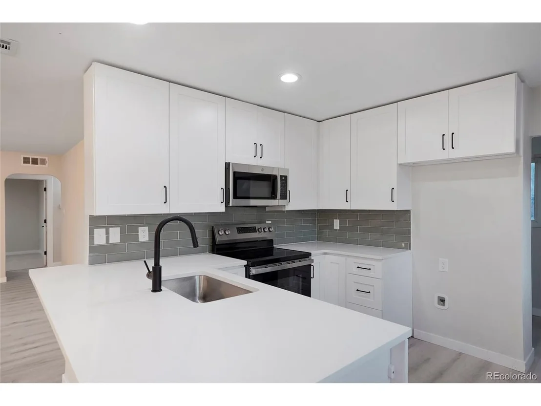 Photo of 991 Russell Blvd