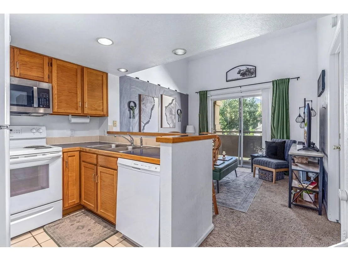 Photo of Unit 205 at 935 Broadway