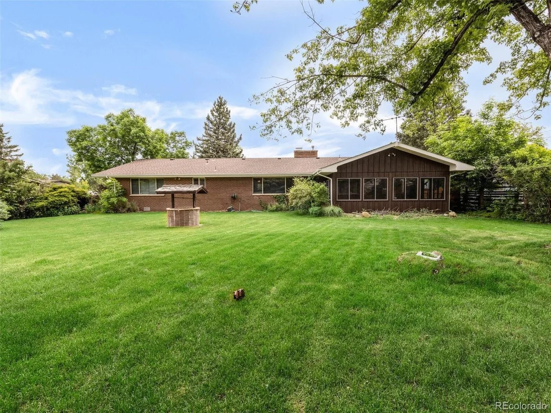Photo of 965 Parkway Dr