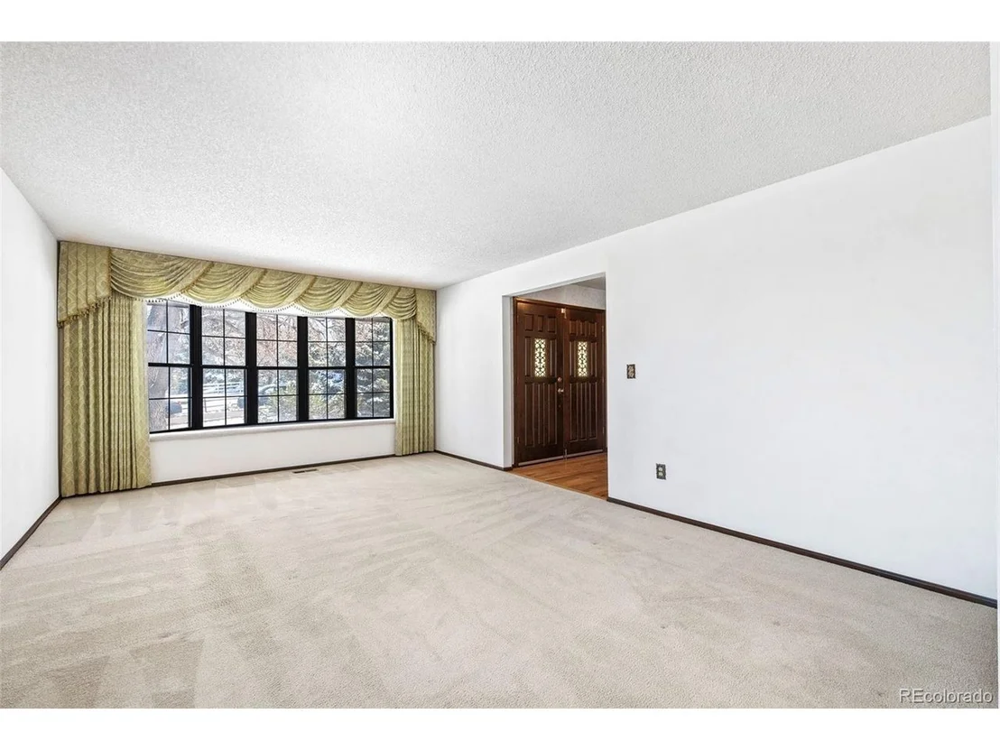 Photo of 8181 Queen St