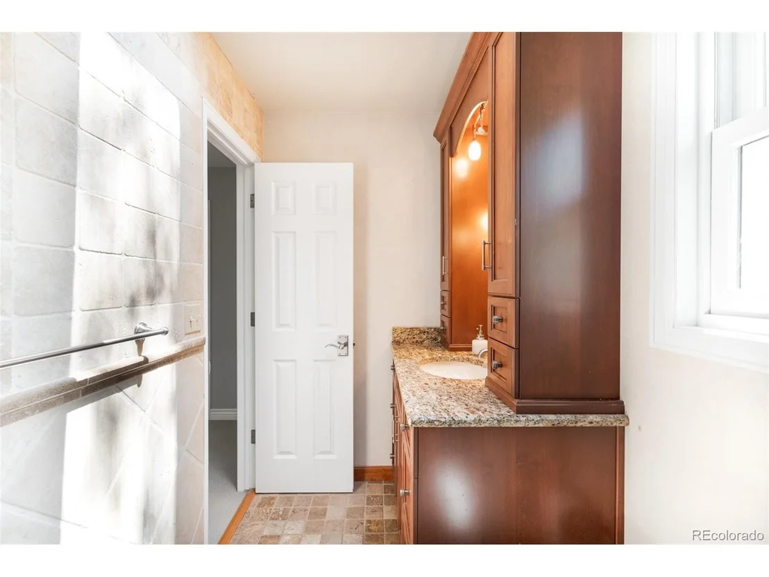 Photo of 6820 Twin Lakes Rd