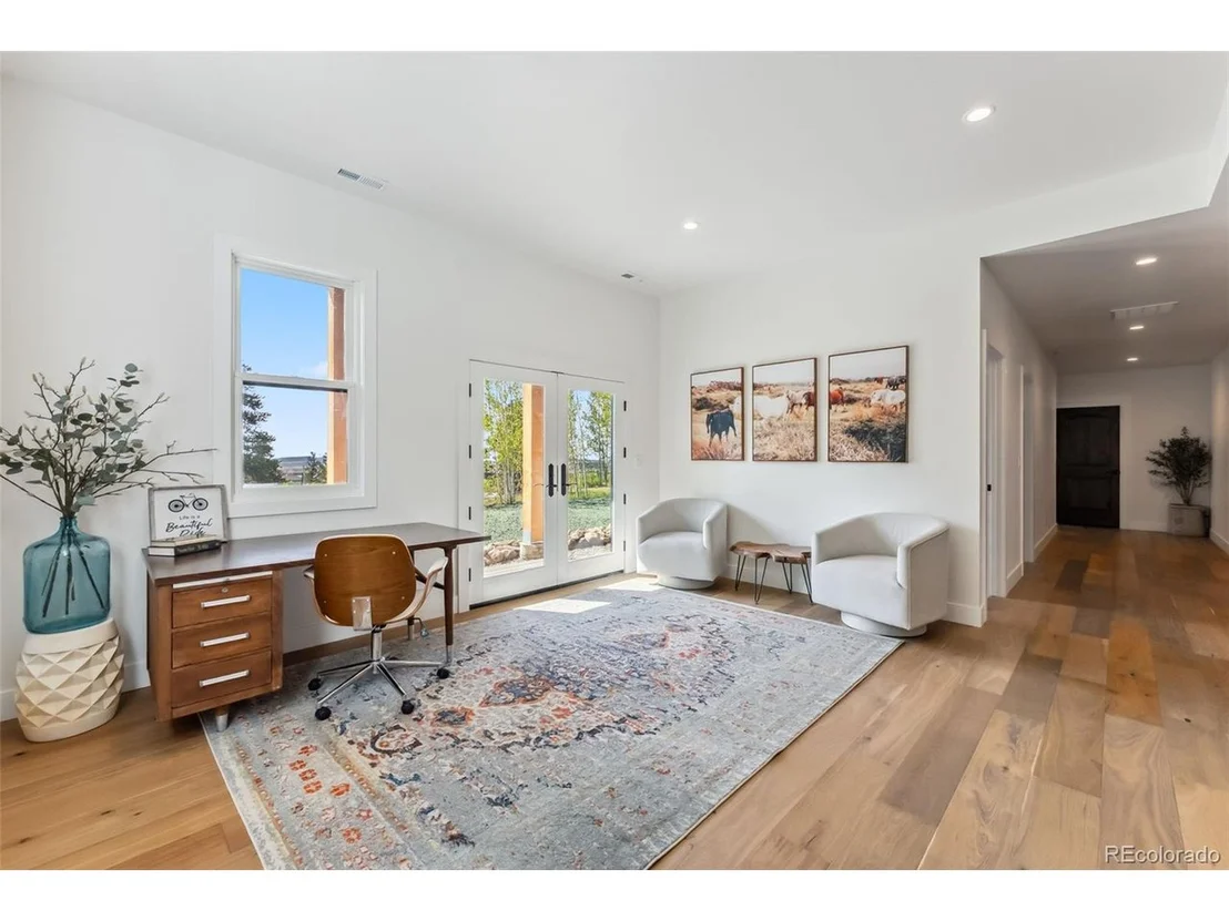 Photo of 372 Park View Dr