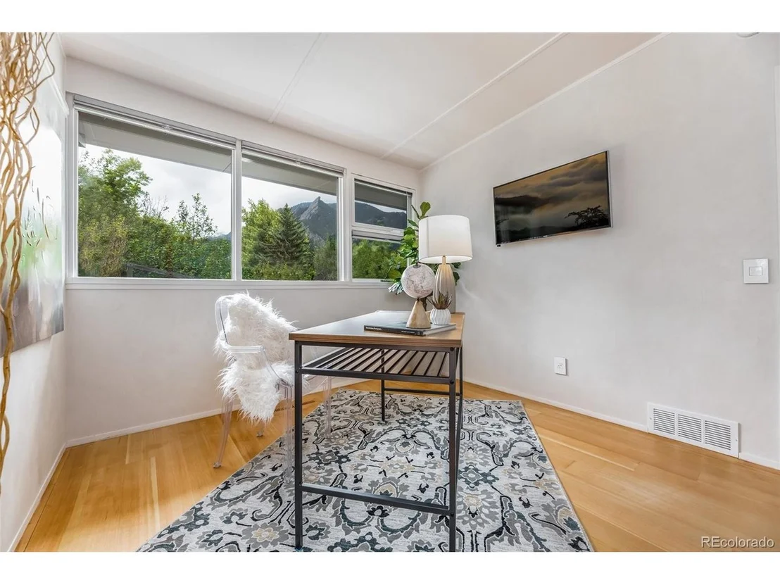 Photo of 950 6th St