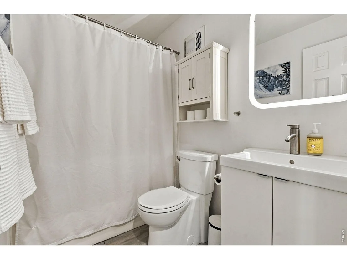 Photo of Unit 5 at 3025 Broadway St