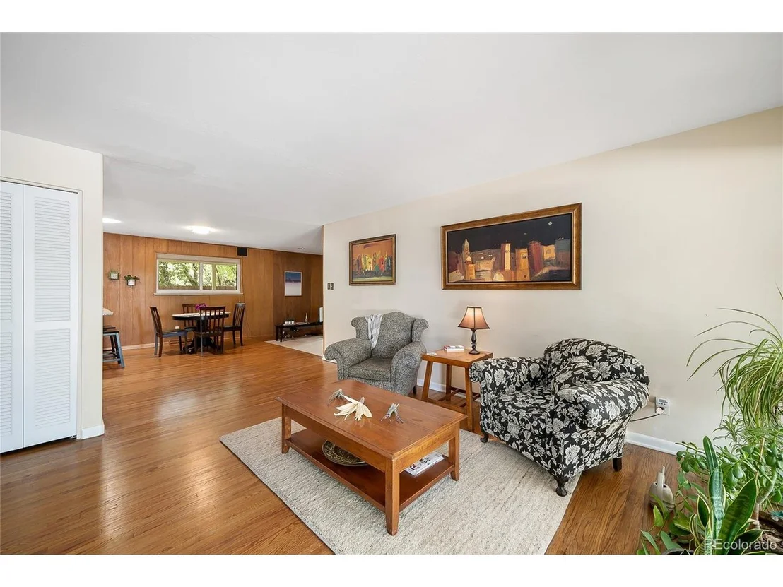 Photo of 6045 Queen St
