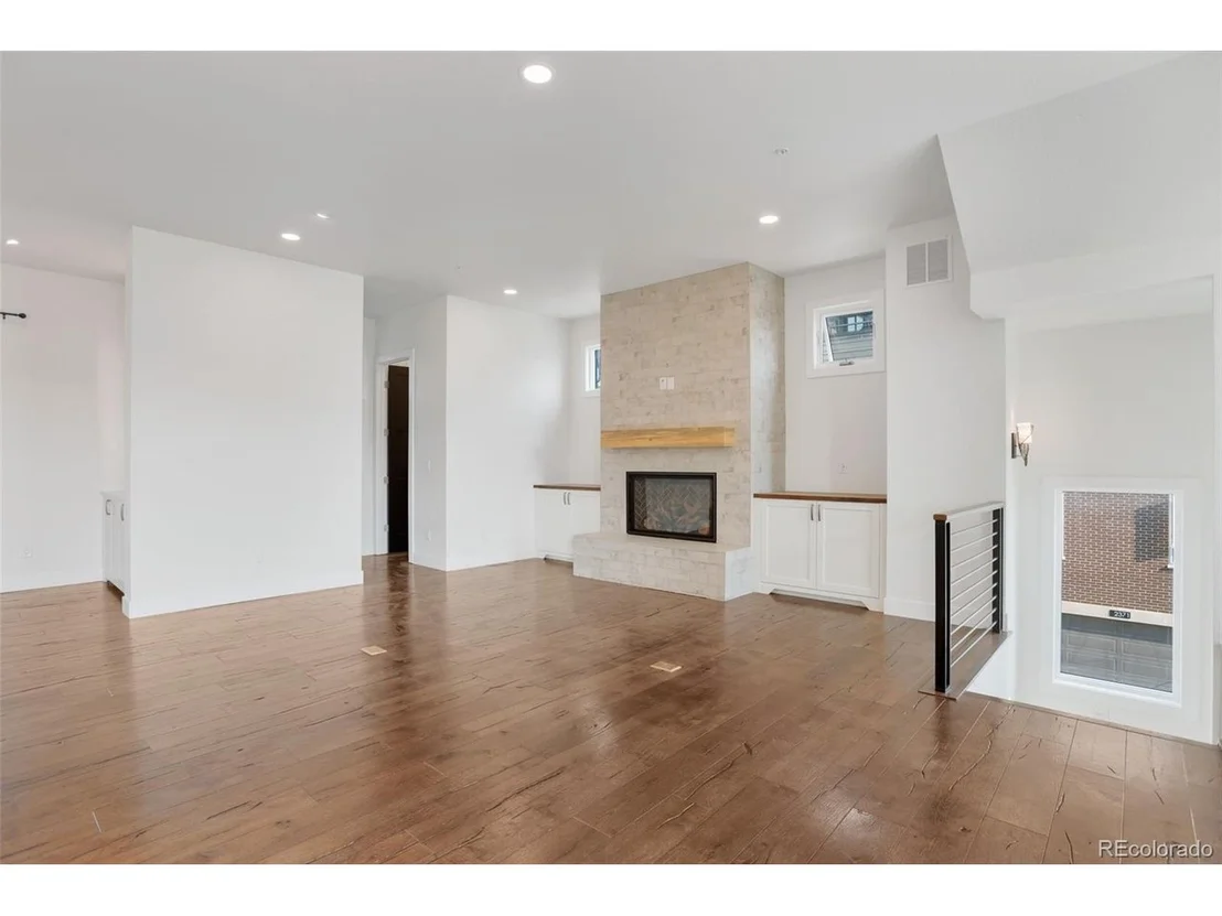 Photo of 410 Superior Dr