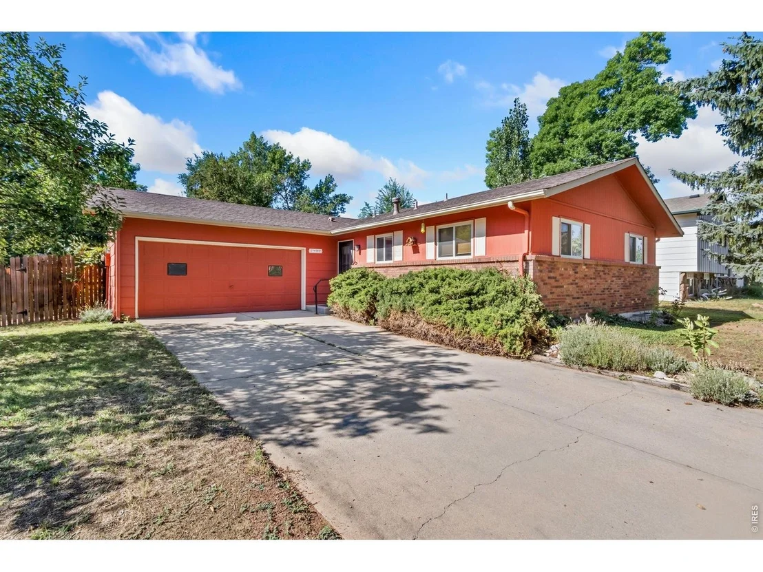 Photo of 2901 Greentree Cir
