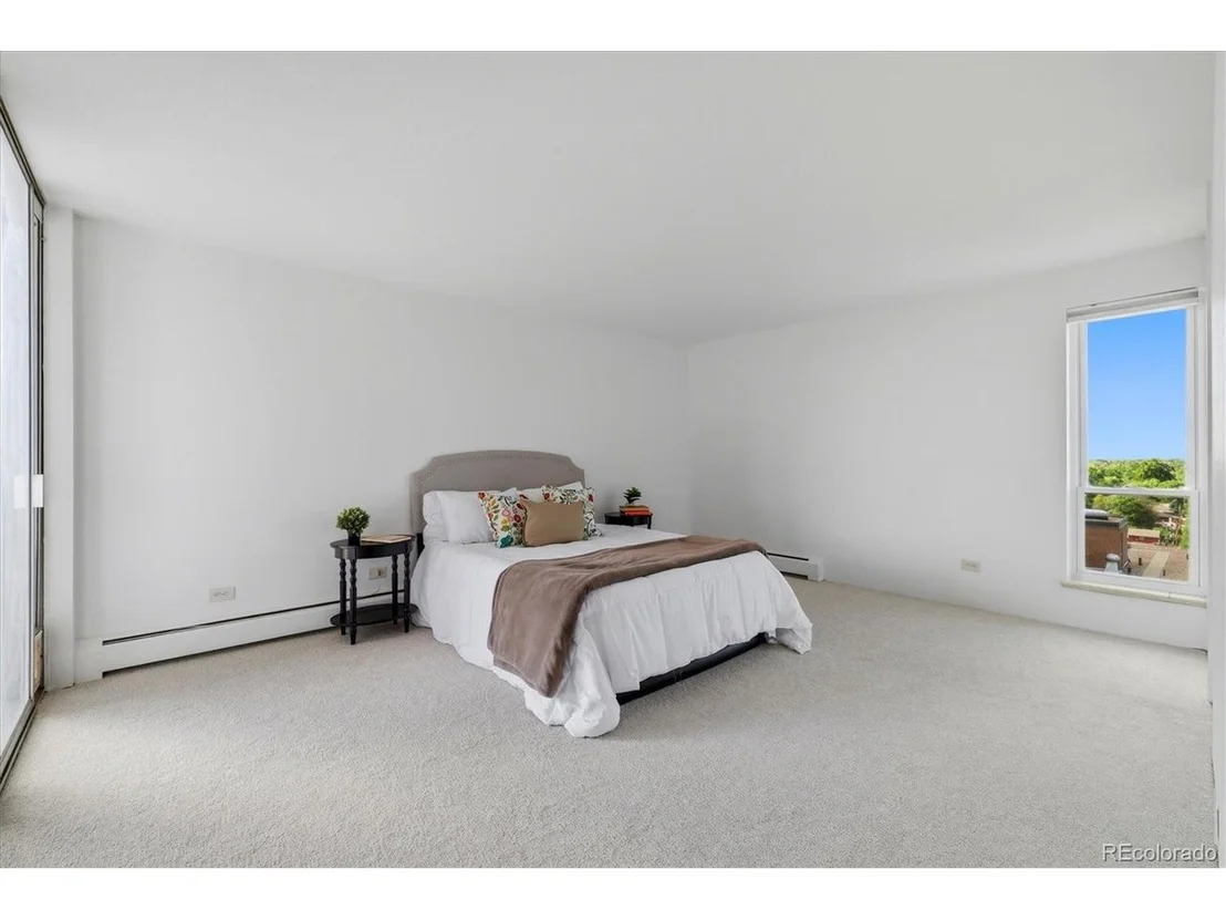 Photo of Unit 1007 at 955 Eudora St
