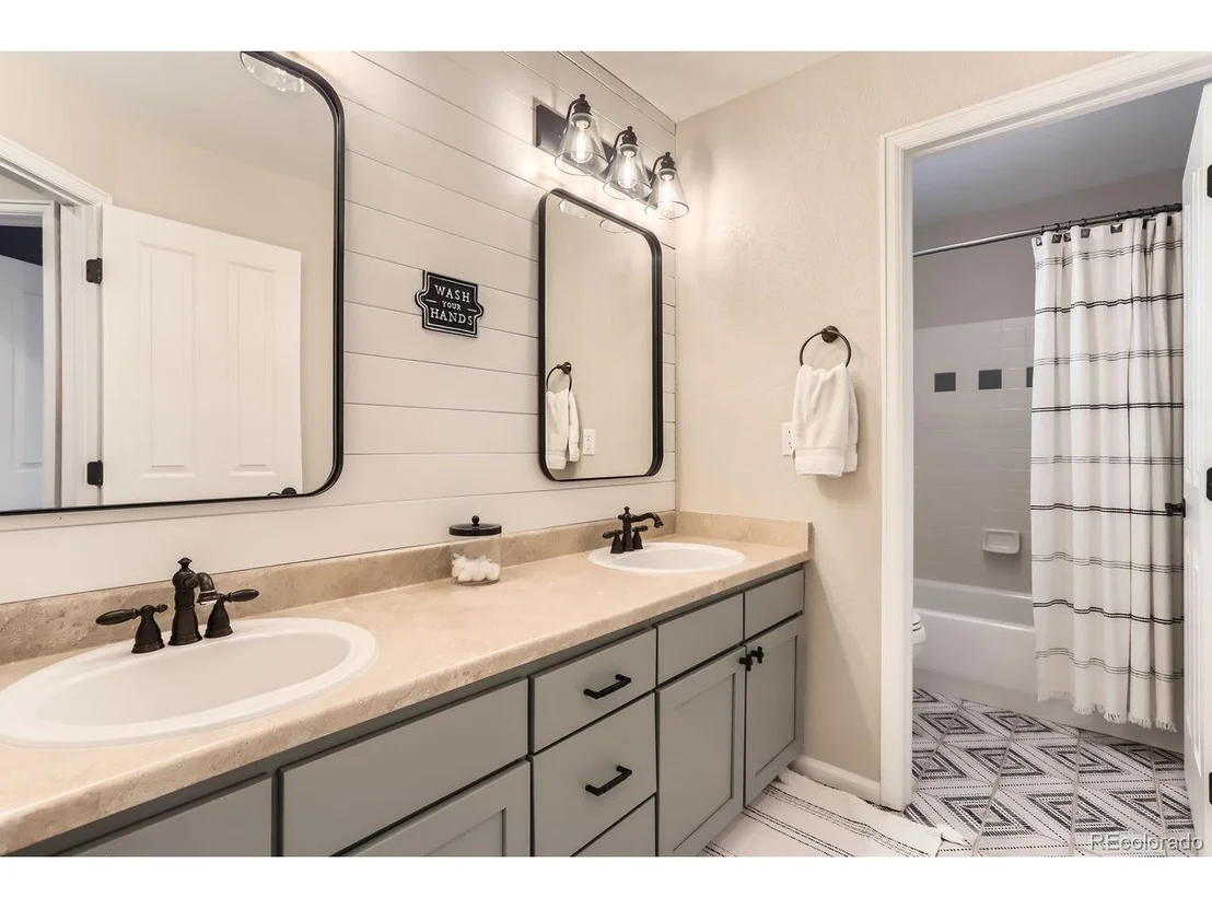 Photo of 11013 Valleybrook Cir