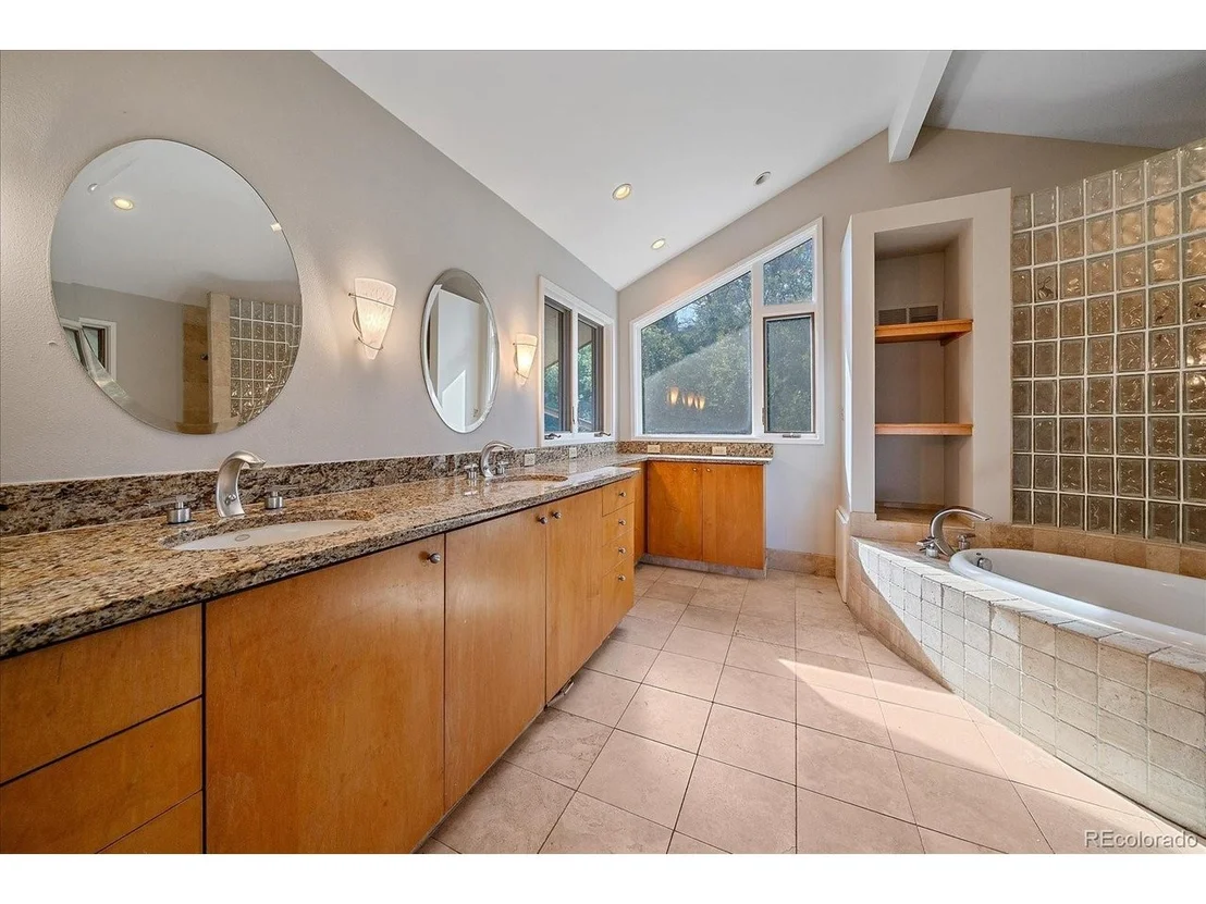 Photo of 560 Valley Rd